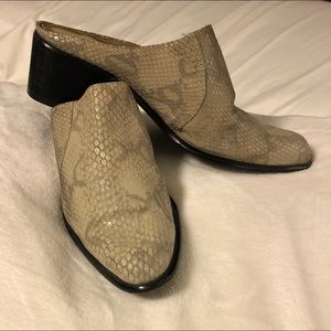 🐍 Snakeskin mules🐍